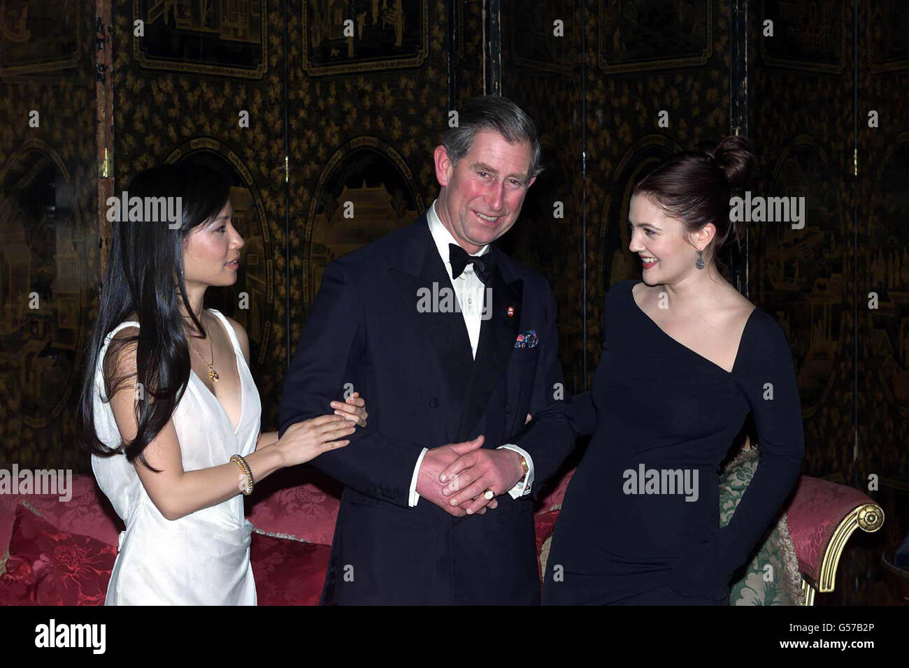 Il Principe di Galles, affiancato da due Angeli di Charlie, ha ospitato una cena per attrici Lucy Liu (a sinistra) e Drew Barrymore al Palazzo di St James in aiuto della fiducia del Principe. Foto Stock Il Principe di Galles, affiancato da due Angeli di Charlie, ha ospitato una cena per attrici Lucy Liu (a sinistra) e Drew Barrymore al Palazzo di St James in aiuto della fiducia del Principe. Foto Stock