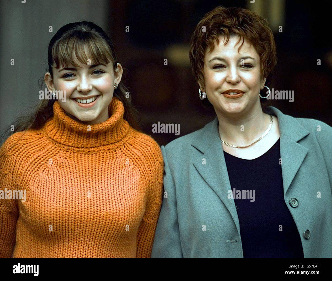 Il soprano bambino Charlotte Church (L) con sua madre, Maria, fuori dalla High Court di Londra, dove l'età di 14 anni e il suo ex manager Jonathan Shalit hanno risolto la loro polemica da milioni di sterline che ha posto fine alla amara battaglia della corte, iniziata il 21/11/00. * dopo una mattinata di lotte legali tra le parti, Charlotte, tornò in tribunale per gettare le braccia intorno al suo barrister, Richard Englehart, QC, e lo baciò in gratitudine. 03/01/01: Charlotte apre la vendita di gennaio di Harrods, a Knightsbridge di Londra. Foto Stock