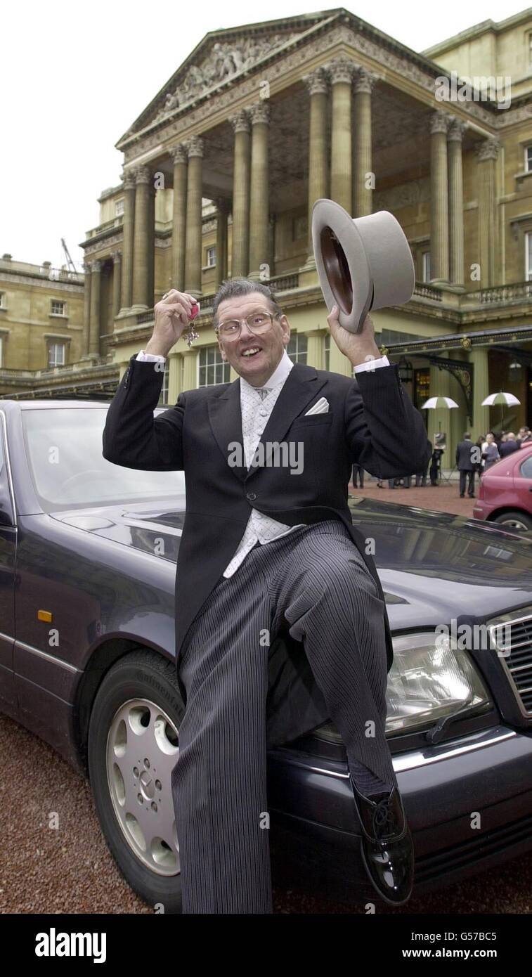 Brian Richards, spazzatrice stradale di 64 anni, di Whitchurch, Cardiff, dopo aver ricevuto la sua MBE dalla Regina Elisabetta II di Londra a Buckingham Palace. * arrivò al Palazzo in una limousine con autista, fornita da una ditta nella baia di Cardiff, nel Galles meridionale, dopo aver sentito che non poteva permettersi il suo biglietto ferroviario per Londra per prendere il suo onore. Foto Stock