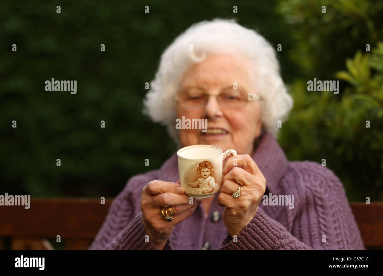 Letty McGibbon di Gourock, Inverclyde con una coppa Paragon che commemora la nascita della principessa Elisabetta (Regina Elisabetta II) del 21 aprile 1926 con il ritratto del 1927 giugno del fotografo reale Marcus Adams conosciuto come 'il ritratto delle bollicine'. Foto Stock