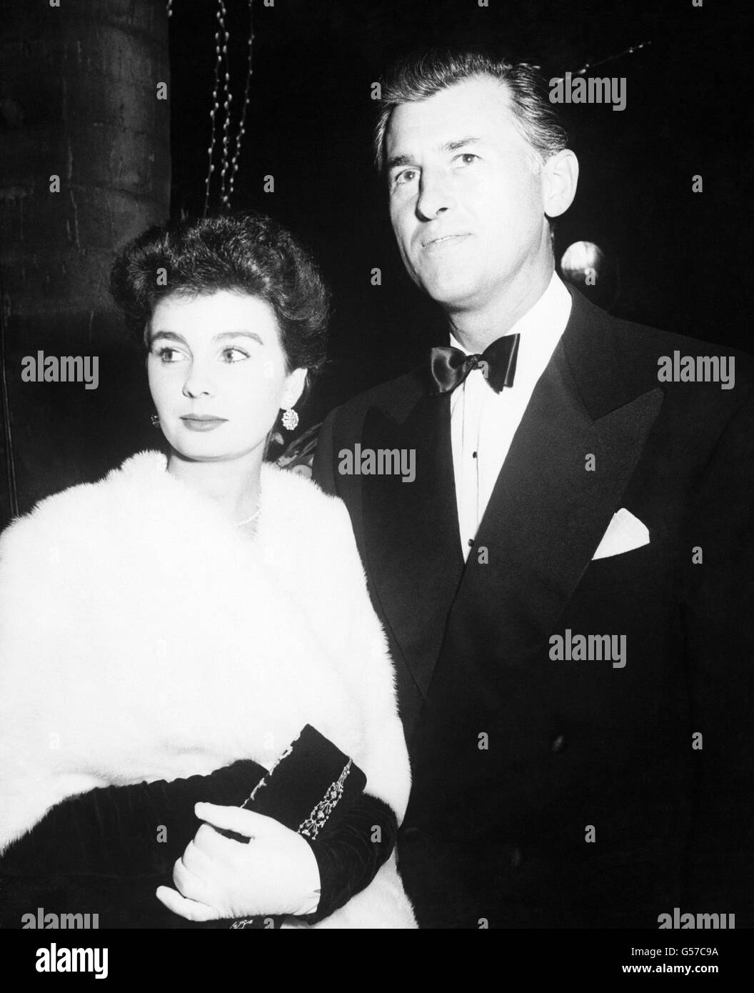 La star del cinema inglese Stewart Granger, con sua moglie, attrice Jean Simmons, in una prima di film di Hollywood. Foto Stock