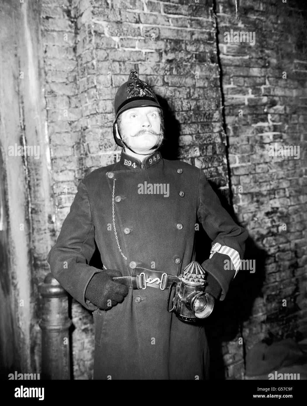 Film - Filiming 'The Magic Box' - Elstree Studios. Sir Laurence Olivier come poliziotto constabile durante le riprese di "The Magic Box" presso gli Elstree Studios. Foto Stock