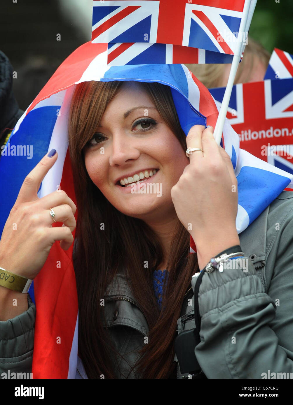 Gli spettatori aspettano di vedere i membri della famiglia reale a bordo dello Spirit of Chartwell per la Paginetta del Giubileo dei Diamanti sul Tamigi a Londra. Foto Stock