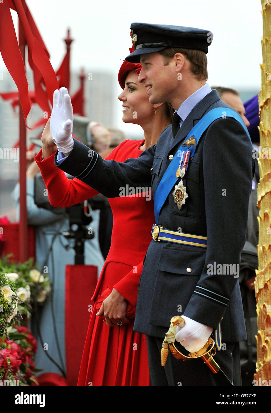 Il Duca e la Duchessa di Cambridge salgono a bordo dello Spirit of Chartwell durante la Paginadi Diamond Jubilee sul Tamigi a Londra. Foto Stock