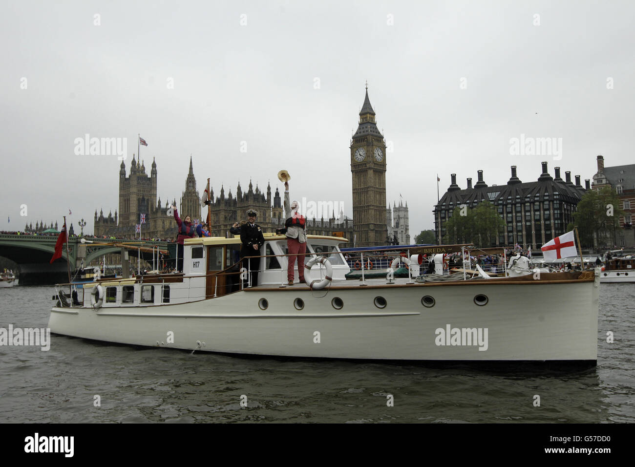 Le barche passano davanti al Parlamento mentre si dirigono verso il Tower Bridge, durante il Diamond Jubilee River Pageant, a Londra. Foto Stock