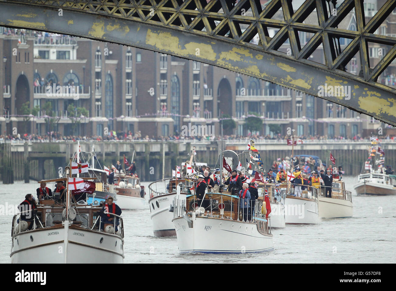 Barche durante il Diamond Jubilee River Pageant sul Tamigi, Londra. Foto Stock