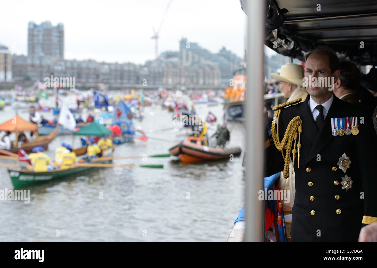 Il Conte di Wessex guarda le barche dal ponte di 'Havengore' sul Tamigi, Londra, durante il concorso del fiume Diamond Jubilee. Foto Stock