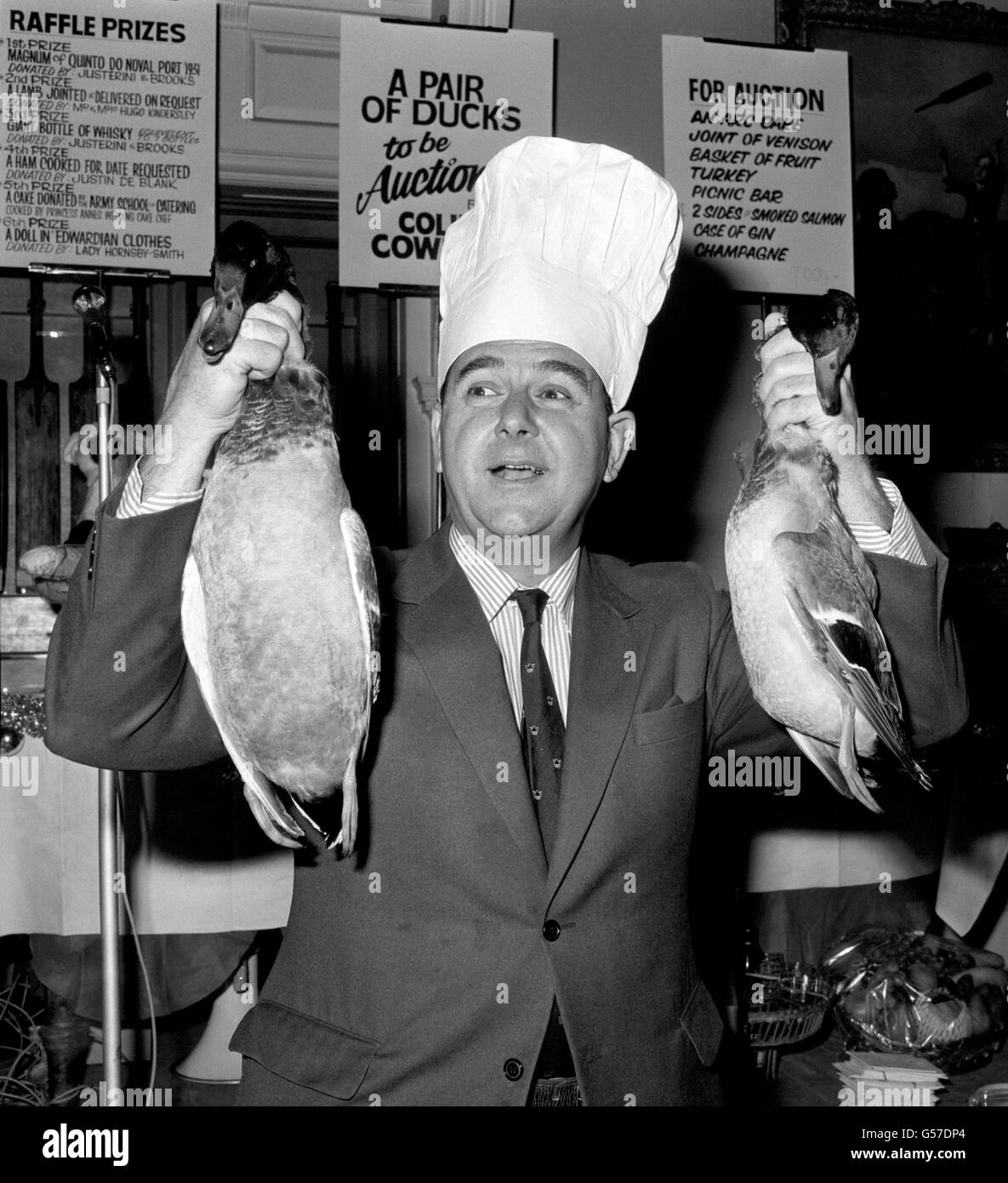 COLIN COWDREY 1974: Per la prima volta nella sua carriera, l'Inghilterra e il cricketer del Kent Colin Cowdrey raccolsero un paio di anatre a Lords. Qui li ha messi all'asta come parte del 'Gourmet Food Fair' per conto del Consiglio dell'Artrite e del Rheumatismo nella Long Room presso il famoso campo di cricket. Foto Stock