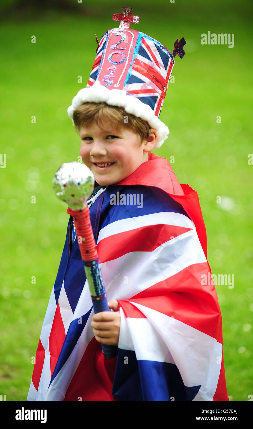 Daniel, 5 anni, al Cannon Hill Park, Birmingham, partecipa a una festa dei Diamanti e ai Giochi della comunità, come parte delle celebrazioni del Giubileo dei Diamanti della Regina. Foto Stock