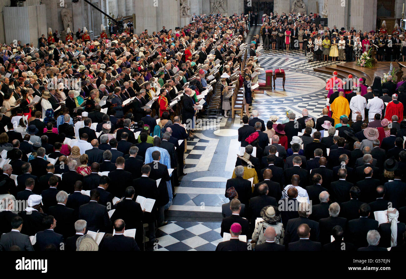 La congregazione si trova durante un servizio nazionale di ringraziamento per celebrare il Giubileo dei Diamanti della Regina Elisabetta II alla Cattedrale di St Paul a Londra. Foto Stock