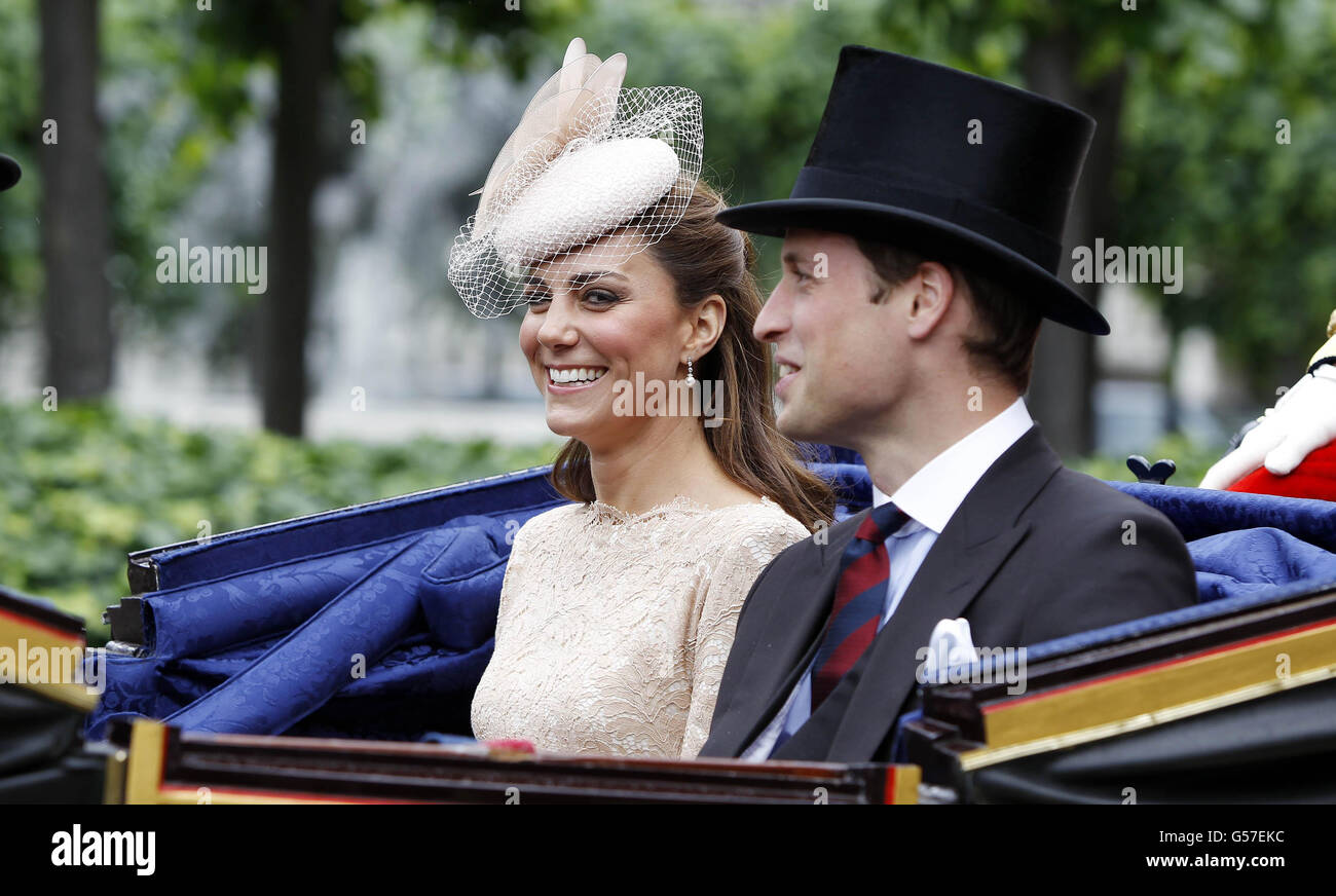 Il Duca e la Duchessa di Cambridge lasciano Westminster Hall dopo un pranzo a Diamante Giubileo dato per la Regina dalle compagnie livrea della Città di Londra. Foto Stock