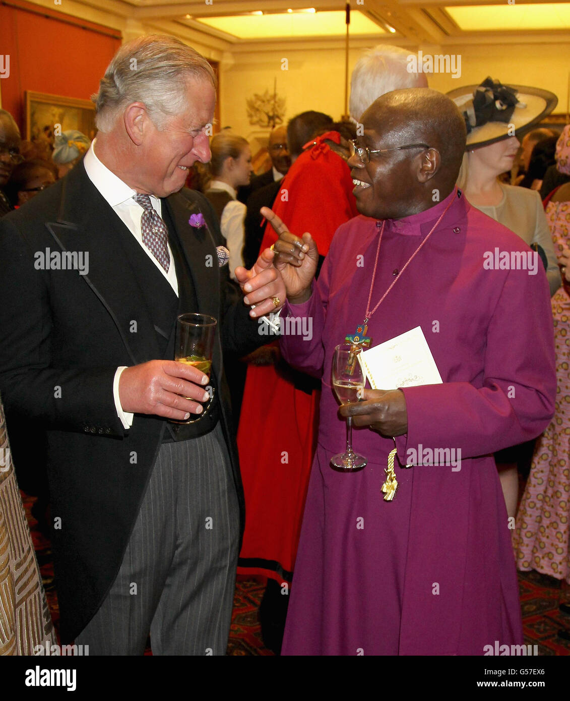 Il Principe Carlo, Principe di Galles e Arcivescovo di York, il Dr. John Sentamu, assistono ad un ricevimento presso Guildhall nel centro di Londra per il Giubileo dei diamanti della Regina Elisabetta II. Foto Stock