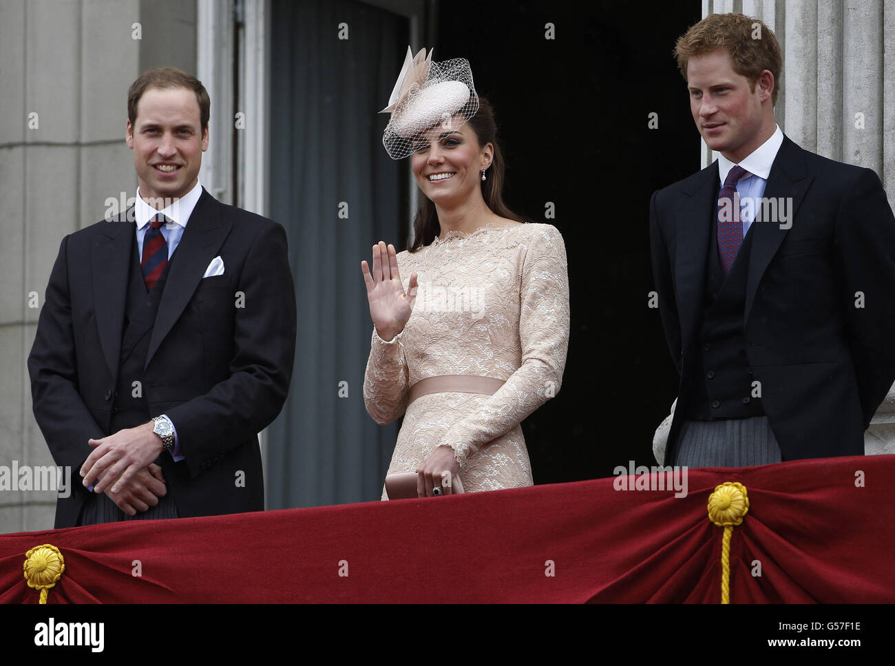 Il Principe William (a sinistra), Caterina, la Duchessa di Cambridge e il Principe Harry si trovano sul balcone di Buckingham Palace durante le celebrazioni del Diamond Jubilee nel centro di Londra. Foto Stock