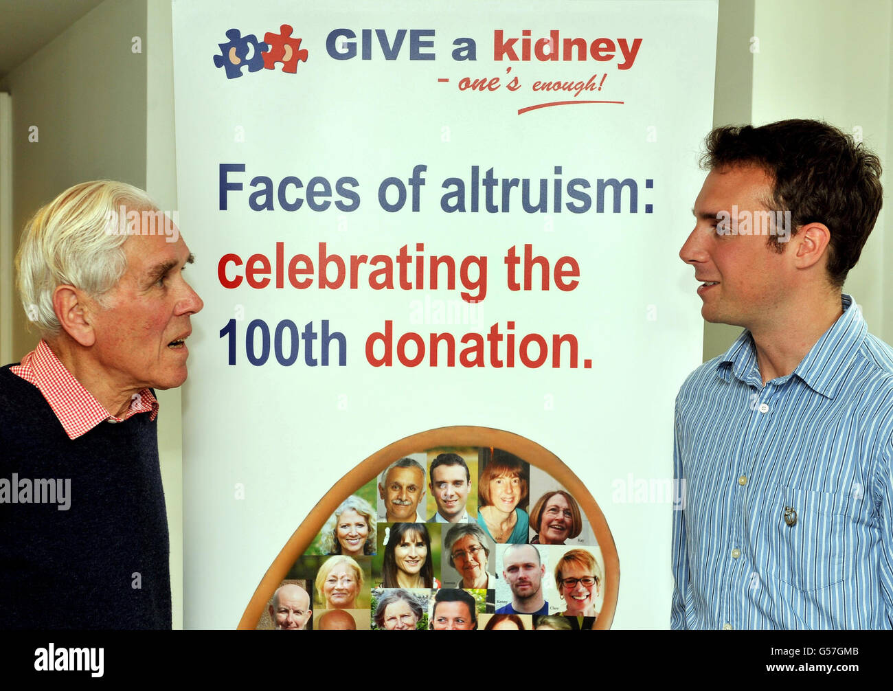 Nicholas Crane (a sinistra), 83 anni, dal Sussex orientale, con Luc Delauzun, 26 anni, di Londra, i più vecchi e più giovani donatori altruistici di Kidney, al lancio di una campagna per far donare alle persone più sane i reni per completare gli stranieri. Nicholas che ha donato il suo Kidney appena il mese scorso, e Luc, il più giovane che ha donato il suo Kidney nel giugno 2010, si sono incontrati nell'edificio Welcome Trust nel centro di Londra. Foto Stock