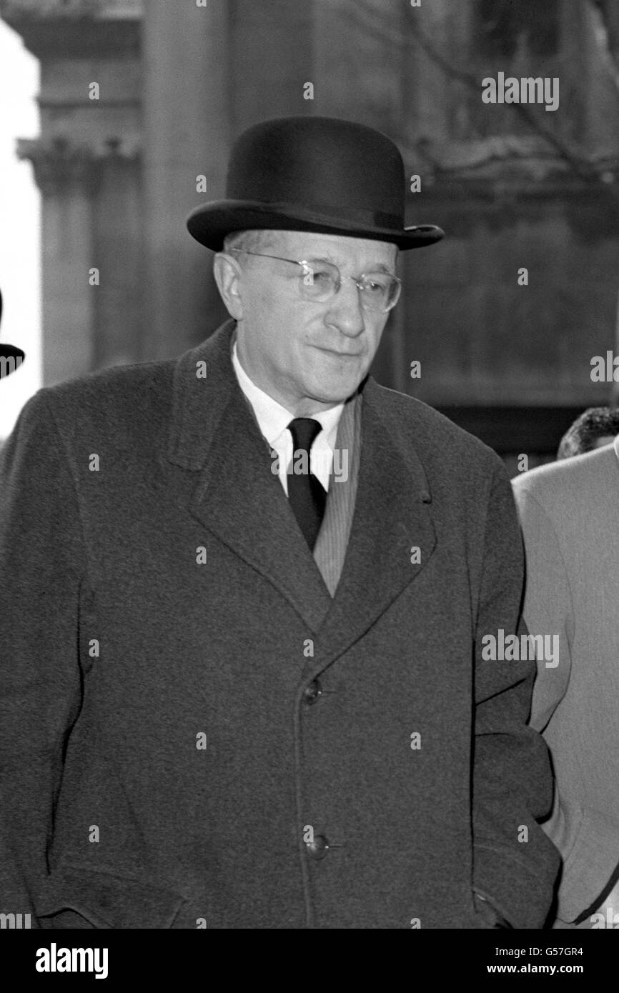 Giornalista sportivo austriaco Dr Willy Meisl al Munich Air Disaster Memorial Service a St. Martin-in-the-Fields, Londra. Il volo 609, che trasportava giocatori e funzionari del Manchester United, così come altri passeggeri, si è schiantato al terzo tentativo di decollo da una pista coperta da schiaffi all'aeroporto di Monaco-Riem a Monaco, con un totale di 23 vittime con 21 sopravvissuti. Foto Stock