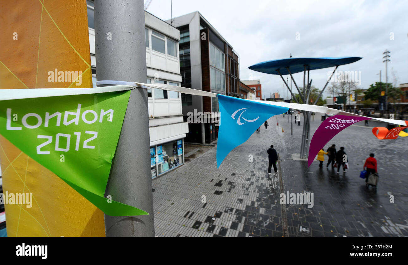 Un primo piano delle decorazioni ufficiali della città olimpica, tra cui conigli e striscioni sopra la strada a Stratford, Londra, dopo essere stati svelati questa mattina. Foto Stock