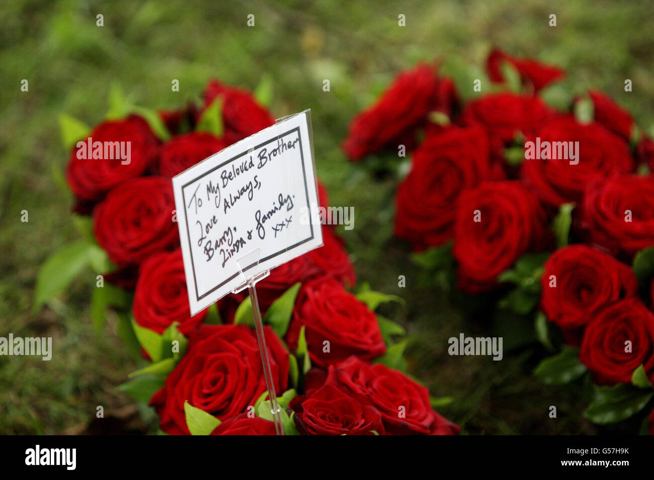 I fiori partirono al funerale di Bee Gee Robin Gibb da suo fratello e famiglia alla St Mary's Church a Thame, Oxfordshire. Foto Stock