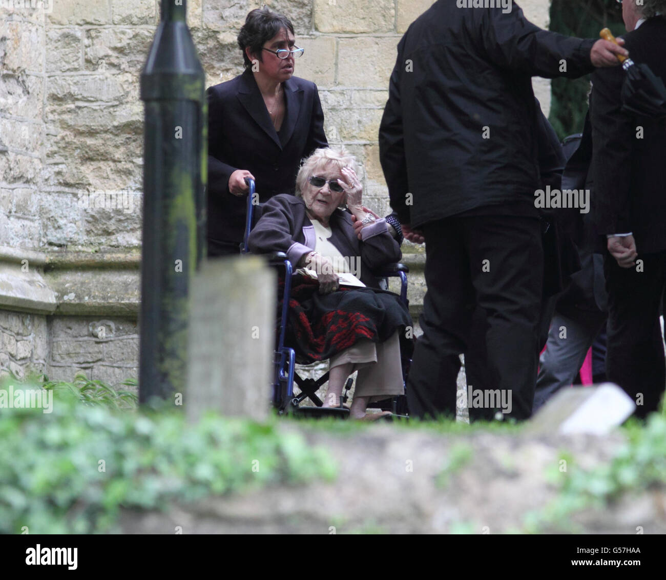 Barbara Gibb parte dopo il funerale del figlio Bee Gee Robin Gib alla St Mary's Church di Thame, nell'Oxfordshire. Foto Stock