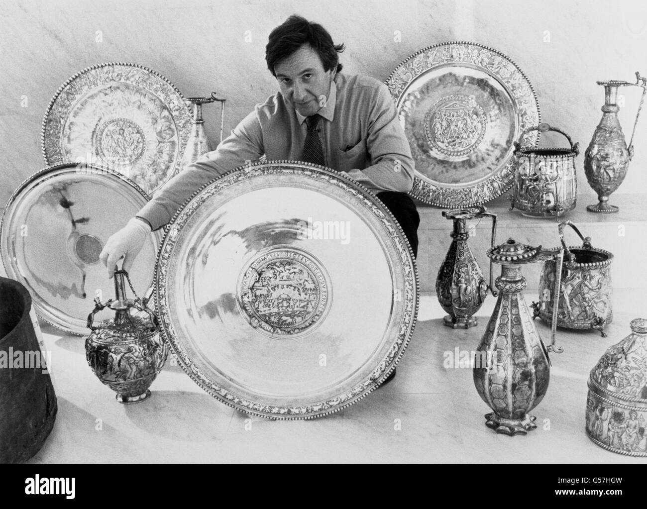 Marcus Linell, direttore senior di Sotheby's con il tesoro di Sevso, che si prevede recupererà almeno 40 milioni quando sarà venduto all'asta a Zurigo. I pezzi d'argento romano finemente decorati, risalenti a 1,500 anni fa, vengono venduti dalla Marchesa di Northampton. Foto Stock Marcus Linell, direttore senior di Sotheby's con il tesoro di Sevso, che si prevede recupererà almeno 40 milioni quando sarà venduto all'asta a Zurigo. I pezzi d'argento romano finemente decorati, risalenti a 1,500 anni fa, vengono venduti dalla Marchesa di Northampton. Foto Stock