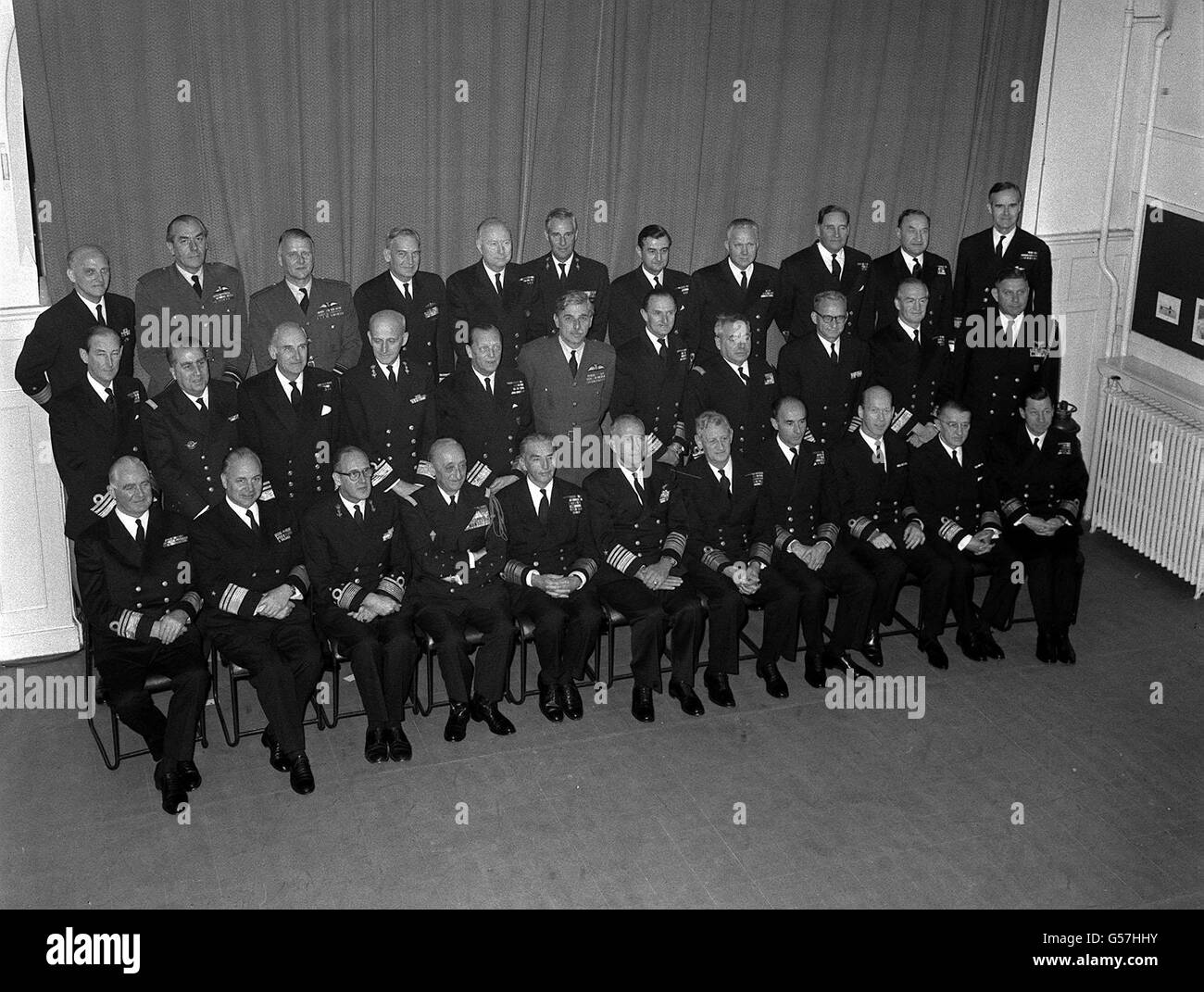 La formazione di ufficiali di bandiera della NATO che partecipano ad un Simposio del 1965 presso la Royal Naval Tactical School di Woolwich, Londra. Il pilota della seconda Guerra Mondiale, Air Vice-Maresciallo Alexander Sandy Johnstone, è raffigurato (terza fila a sinistra). Foto Stock