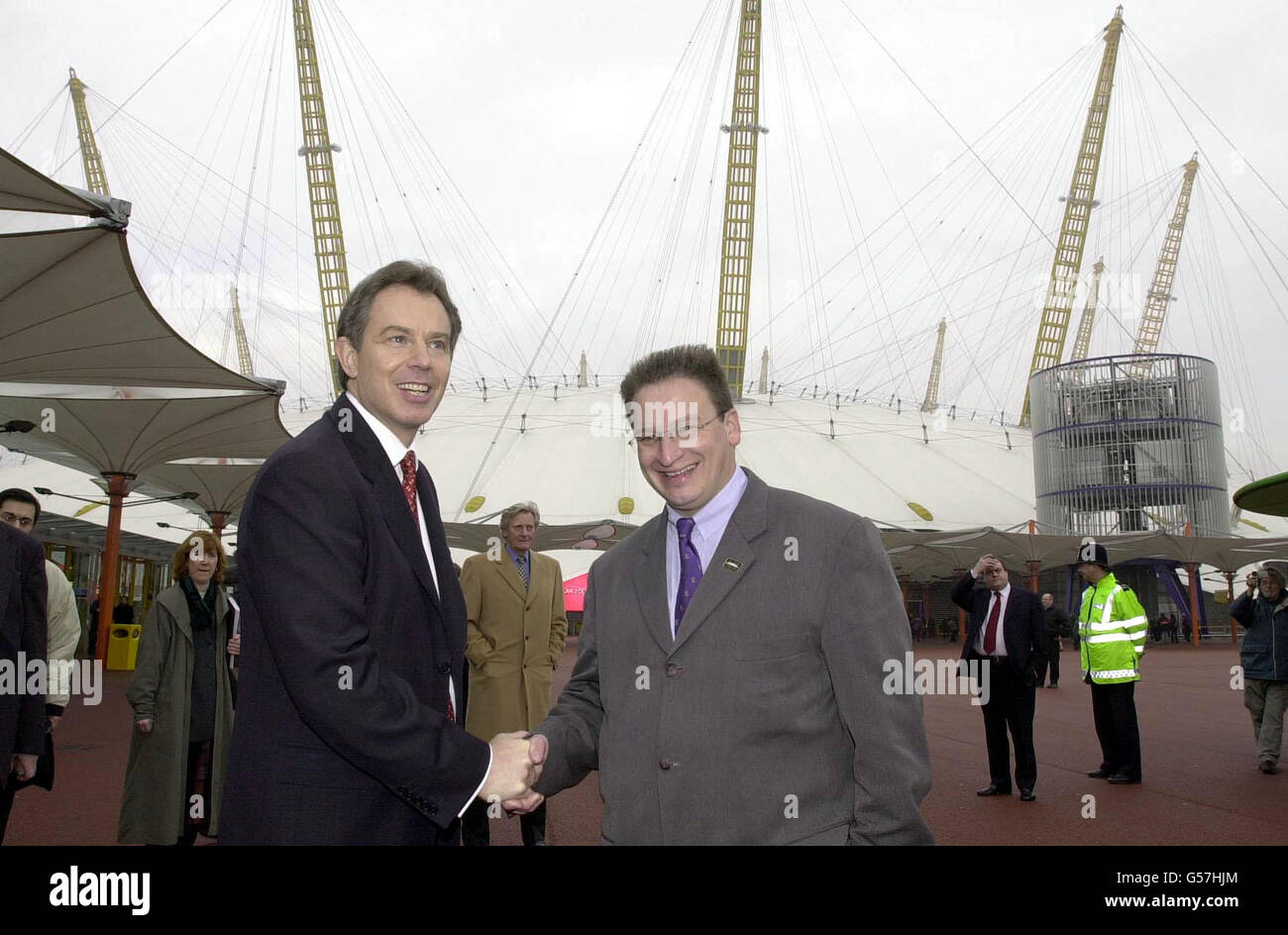 Il primo ministro britannico Tony Blair incontra Pierre Yves Gerbeau (a destra) il Dome Boss, durante una visita di addio al Millennium Dome, Greenwich, a sud-est di Londra. Il sig. Blair è stato accompagnato dal vice primo ministro John Prescott. *... e l'ex vice primo ministro Tory Michael Heseltine. Blair ha detto a una riunione del personale 'desidero darvi un grande ringraziamento a tutti voi che avete lavorato così duramente qui'. Foto Stock