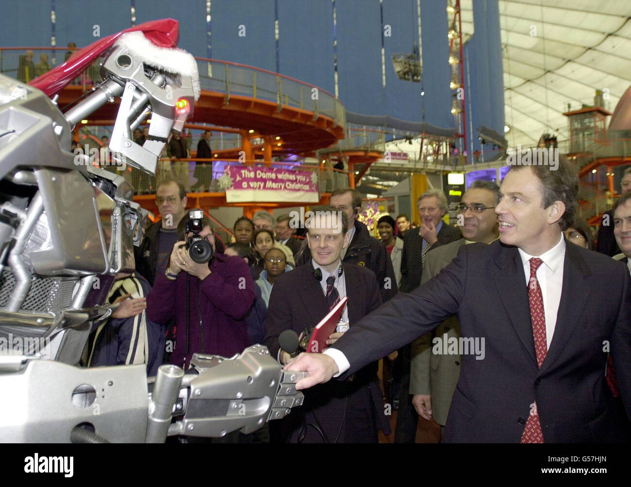 Il primo ministro britannico Tony Blair incontra il pubblico all'esterno di una delle numerose attrazioni all'interno del Millennium Dome, Greenwich, a sud-est di Londra. Il sig. Blair è stato accompagnato dal vice primo ministro John Prescott e dal sig. Heseltine. *... l'ex vice primo ministro Tory. Blair ha detto a una riunione del personale 'desidero darvi un grande ringraziamento a tutti voi che avete lavorato così duramente qui'. Foto Stock