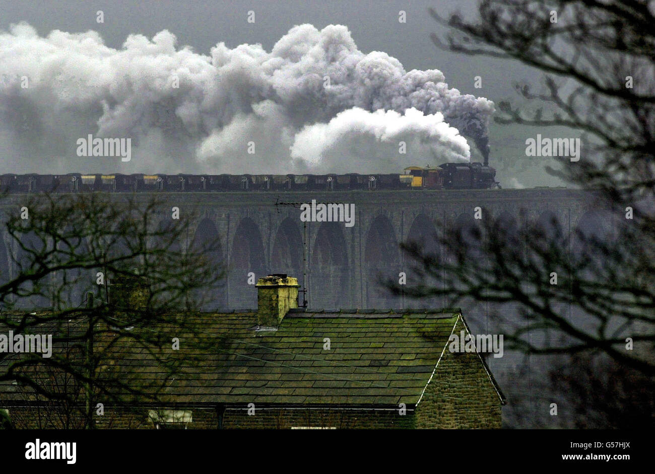 Il primo treno merci trainato a vapore che guadagna entrate per un terzo di un secolo corre sul Viadotto Ribblehead. Railtrack ha prenotato il motore per trasportare un treno di zavorra funzionante a 20 carri sopra la sua sistemazione alla linea Carlisle nell'Inghilterra nord-occidentale. *... per segnare le fasi finali di un aggiornamento biennale di 50 milioni di euro del percorso. Foto Stock