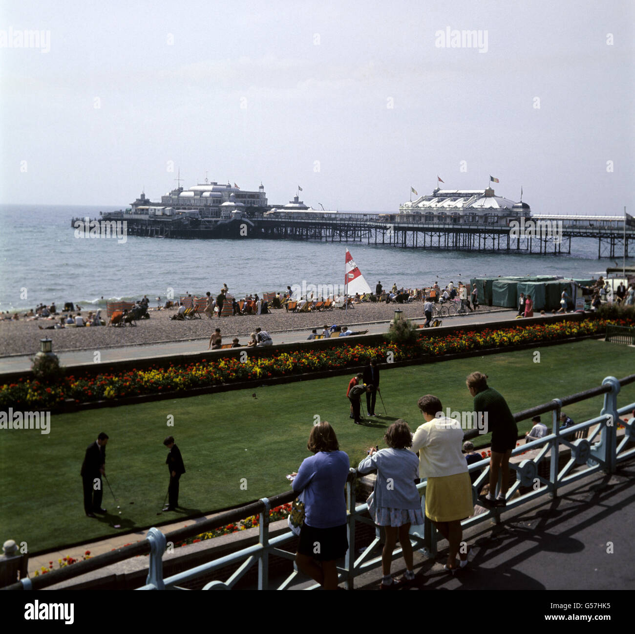 La costa britannica - Brighton - 1967. Una vista sul putting green, la spiaggia e il West Pier (ora derelitto) presso la cittadina balneare di Brighton, Sussex. Foto Stock