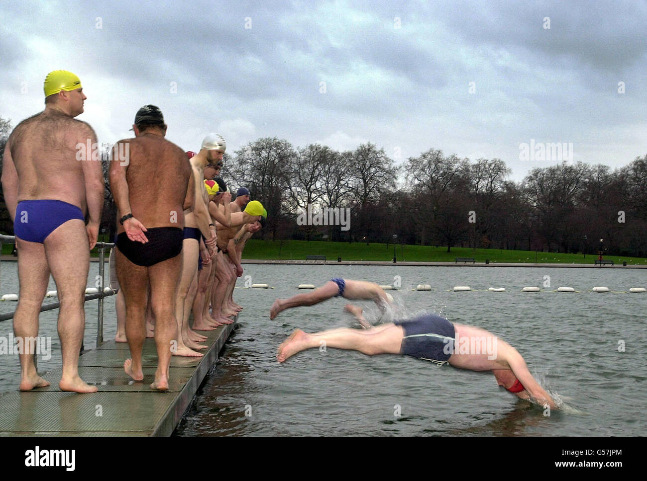 Il giorno di Natale nuota ad Hyde Park. I nuotatori sfidano le acque ghiacciate della Serpentine, un lago di Hyde Park a Londra, per la loro nuotata annuale di Natale. Foto Stock