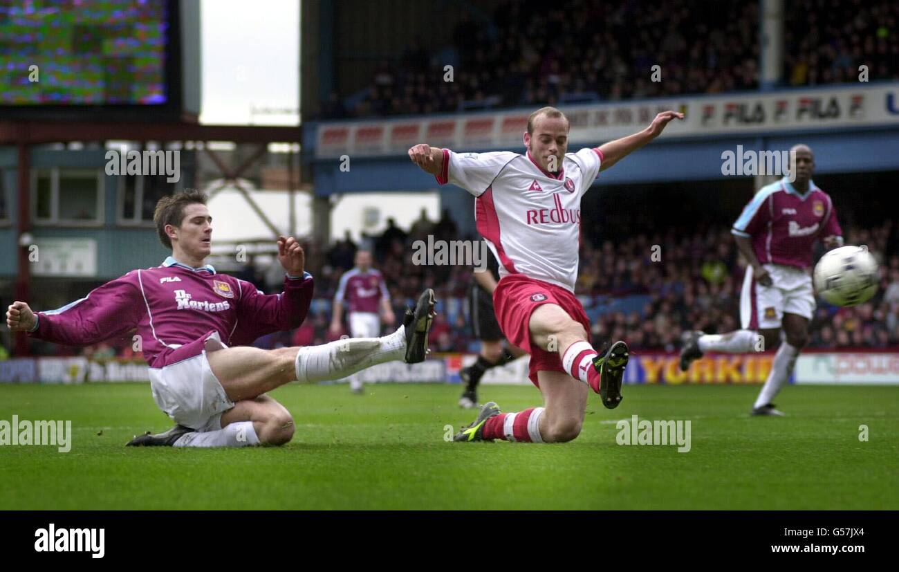 Frank Lampard (L) di West Ham United, supera Claus Jensen di Charlton durante la partita di premiership all'Upton Park. Punteggio finale: West Ham 5 Charlton 0. Foto Stock