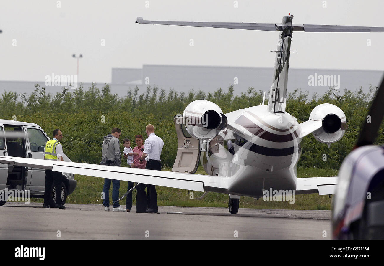 Coleen Rooney e Son Kai lasciano l'aeroporto di Liverpool con un jet privato per volare in Polonia e unirsi a Wayne Rooney a Euro 2012. Foto Stock