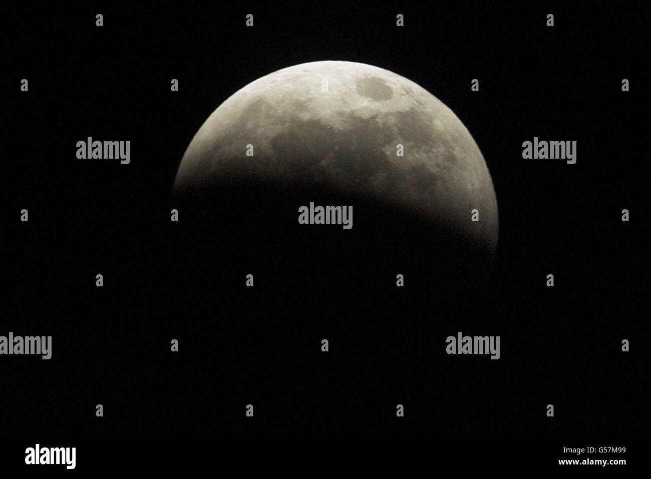 Una luna parzialmente eclissata vista da Gateshead, Tyne e Wear. L'eclissi totale della luna doveva avvenire più tardi questa sera e si prevede che sia uno dei più colorati e drammatici negli ultimi anni, ma la nuvola minaccia di rovinare lo spettacolo celeste per molti. Foto Stock