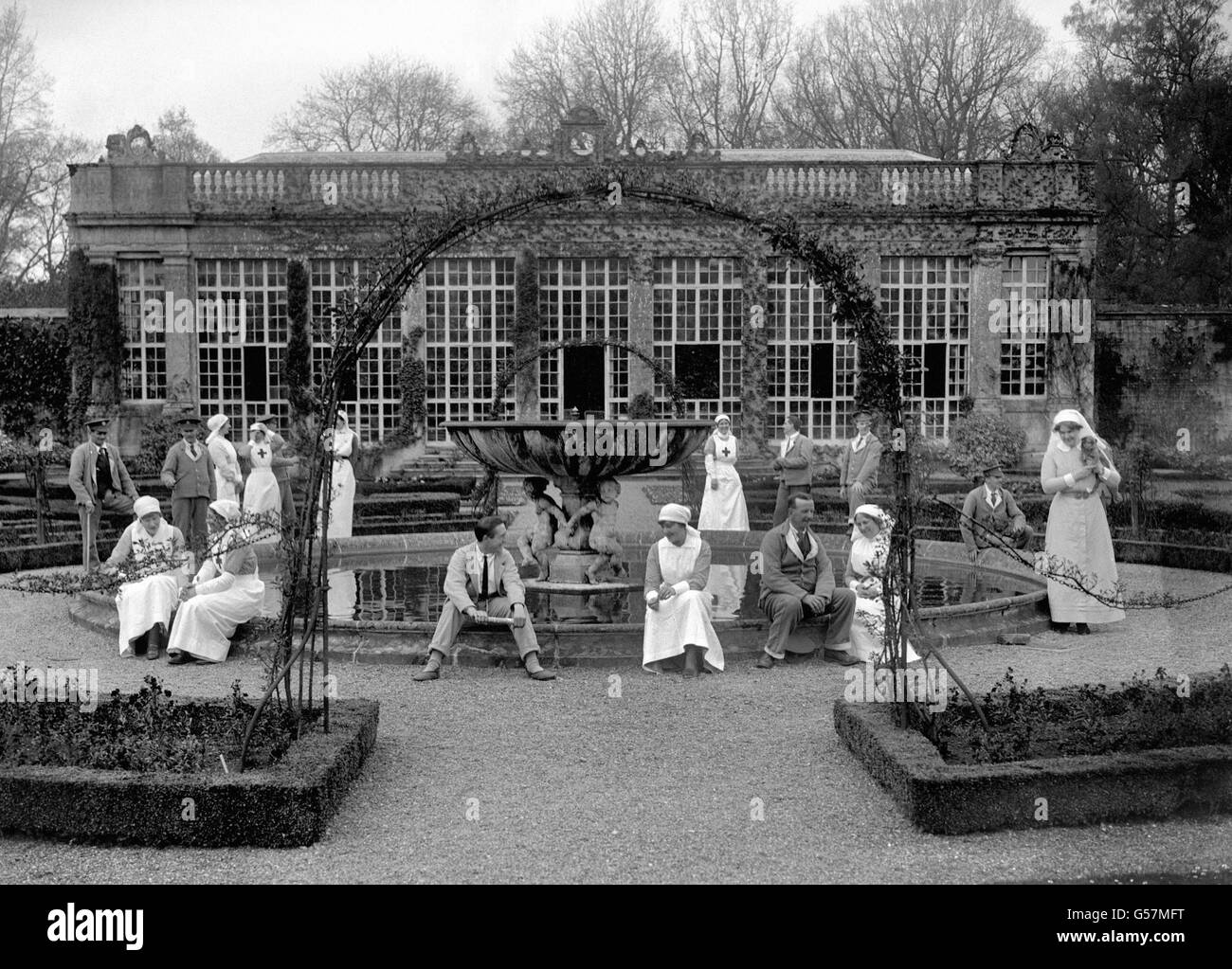 I soldati britannici convalescenti e le loro infermiere si godono i giardini di Longleat, Wiltshire, la sede del Marchese di Bath, mentre veniva utilizzato come ospedale di soccorso durante la prima guerra mondiale. Foto Stock