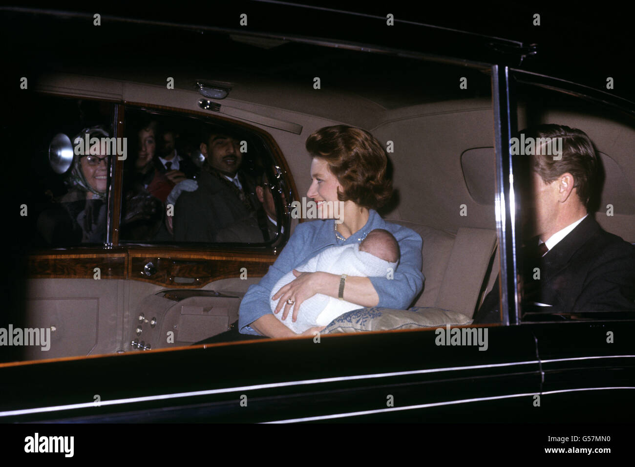 VISCONTE LINLEY 1961: La principessa Margaret e suo marito, Lord Snowdon, arrivano con il loro figlio, visconte Linley (b.nov.1961), a Buckingham Palace, Londra. Foto Stock