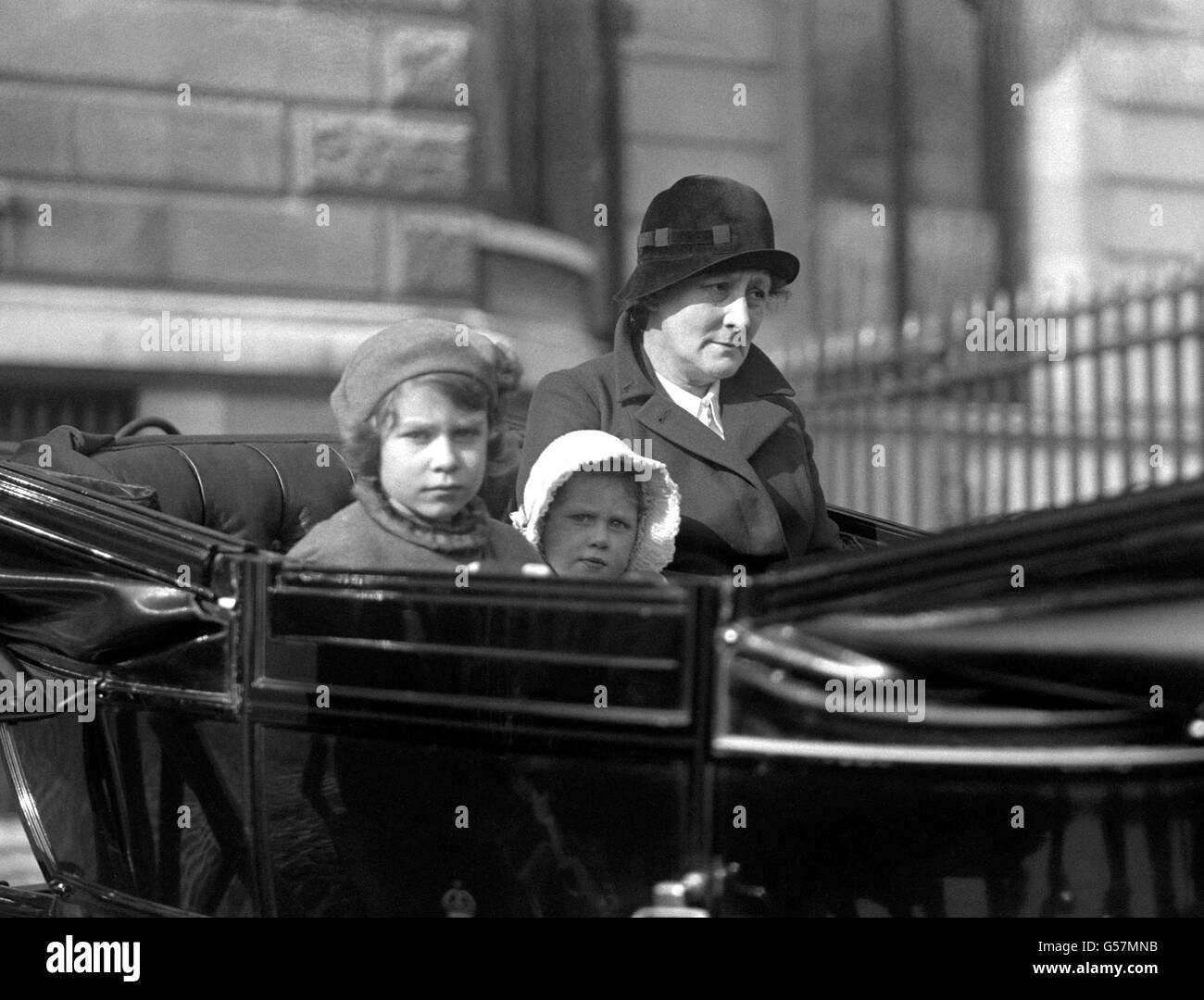 La principessa Elisabetta (a sinistra, in seguito la regina Elisabetta II) e sua sorella la principessa Margherita Rose fuori per un giro con la loro nanna nella loro carrozza trainata da cavalli, in 1933. Foto Stock