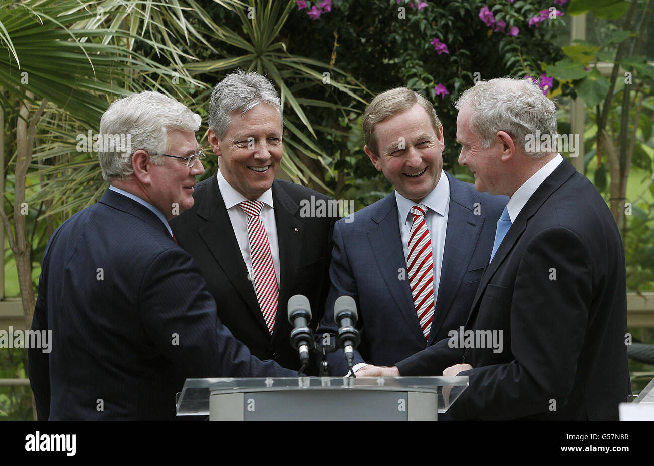 (Sinistra - destra) Tanaiste Eamon Gilmore, Irlanda del Nord primo Ministro Peter Robinson, Taoiseach Enda Kenny e Vice primo Ministro Martin McGuinness nel Conservatorio di vetro della Farmleigh House a Phoenix Park, Dublino, alla conferenza stampa che segue il Consiglio ministeriale Nord Sud (NSMC). Foto Stock