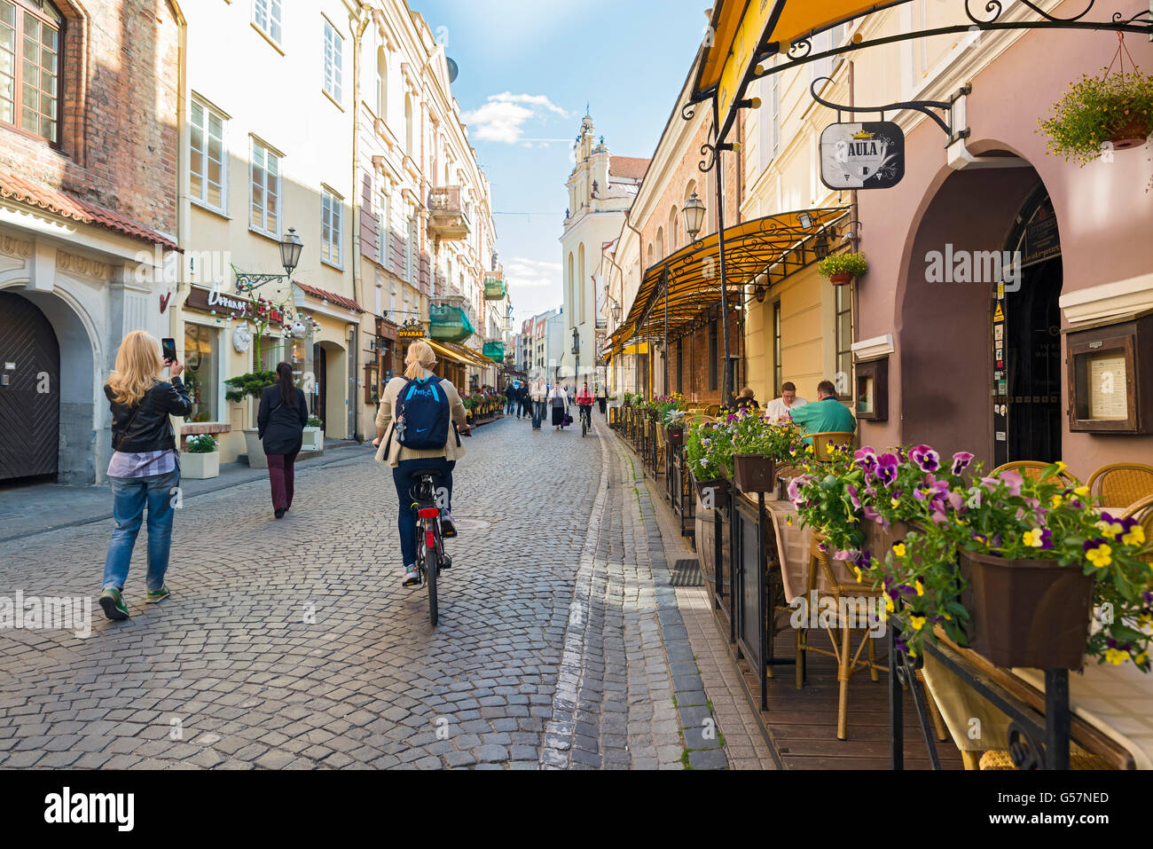 VILNIUS, Lituania - 7 giugno 2016: persone non identificate a piedi nel centro storico della città in una soleggiata giornata di primavera Foto Stock