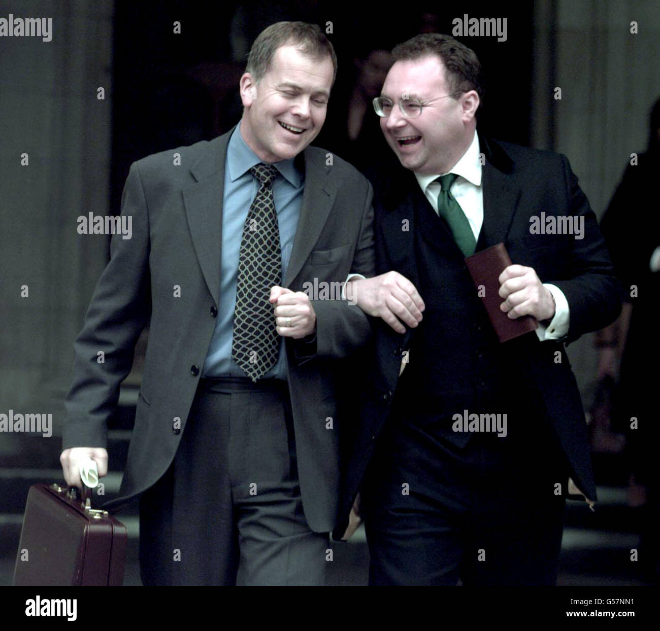 Jonathon Shalit (R), ex direttore del bambino soprano Charlotte Church, e il suo avvocato Brian Howard lasciare la Corte alta, a Londra, la soluzione della disputa amara tra Miss Church e MR Shalit è stato rubber-timbrato dopo un'audizione privata. * l'onorevole Justice Evans-LLombe, concordando con l'accordo, ha dichiarato in una breve audizione pubblica di aver approvato i termini che ora hanno portato alla fine della questione Foto Stock