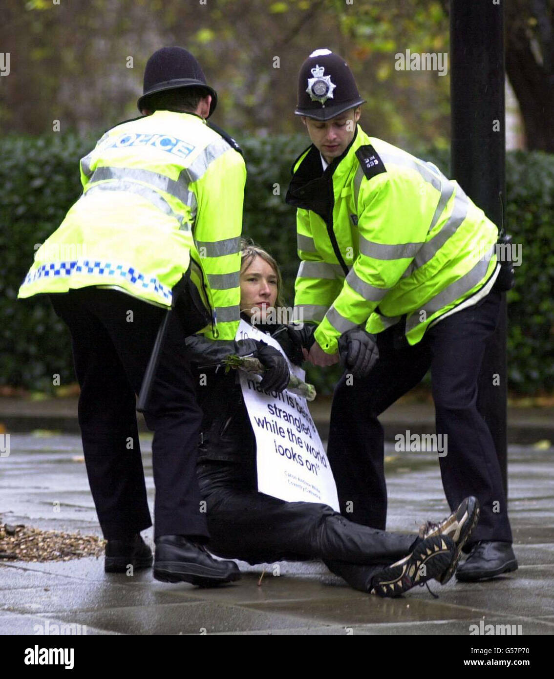 Un protestore viene rimosso dalla strada durante una manifestazione seduta giù contro le sanzioni economiche contro l'Iraq. Circa 200 persone sono state riunite al di fuori dell'Ambasciata degli Stati Uniti nel centro di Londra per richiamare l'attenzione sulla situazione della popolazione irachena. * la polizia ha fatto tentativi di attraversare barriere erette fuori dell'edificio e tre arresti sono stati fatti quando i dimostranti hanno rifiutato di evacuare un incrocio zebra su una strada di traffico. Foto Stock