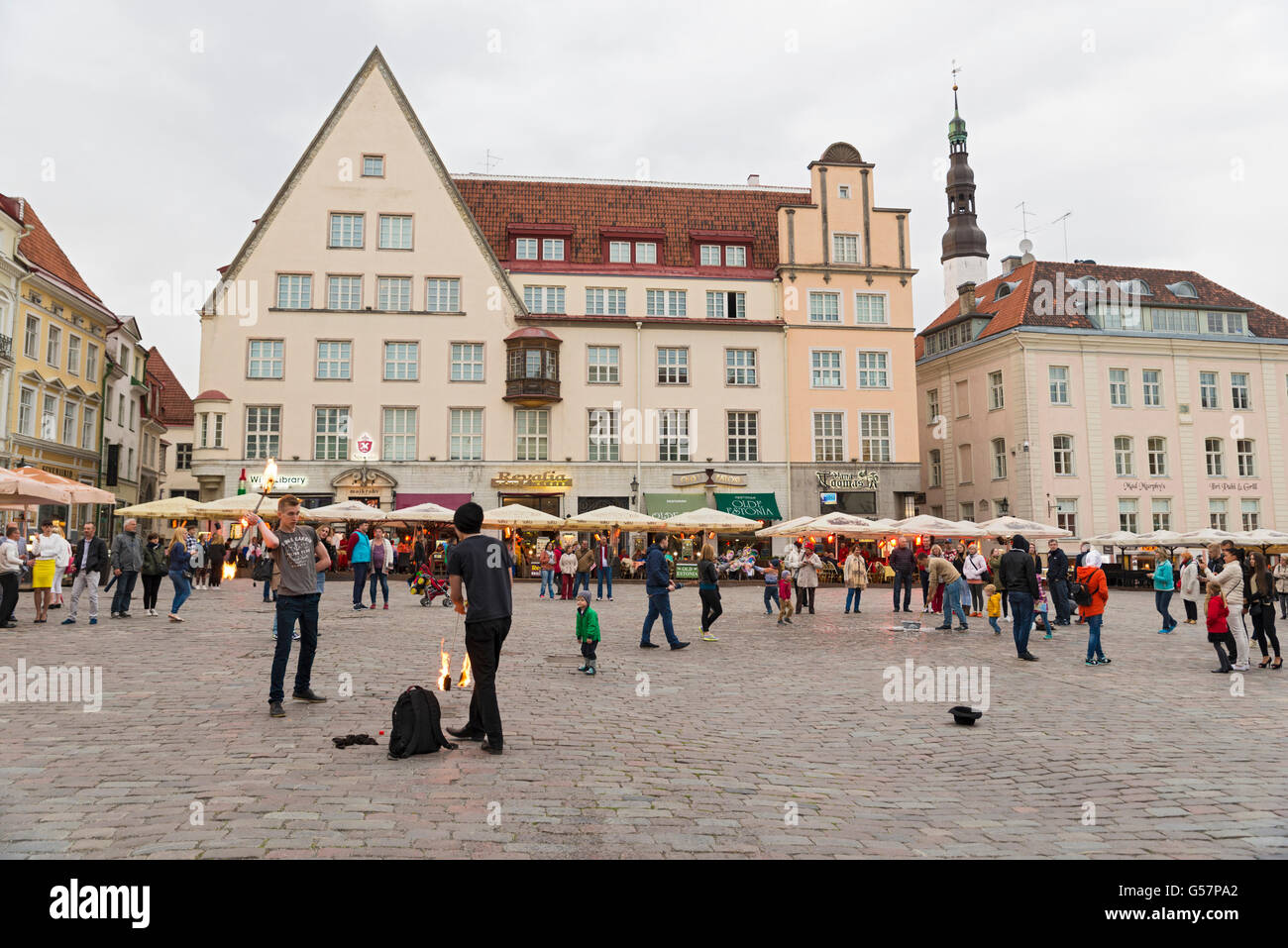 TALLINN, Estonia - 11 giugno 2016: persone non identificate in Tallinn Town Hall e Raekoja Square a mezzanotte, Tallinn, Estonia Foto Stock