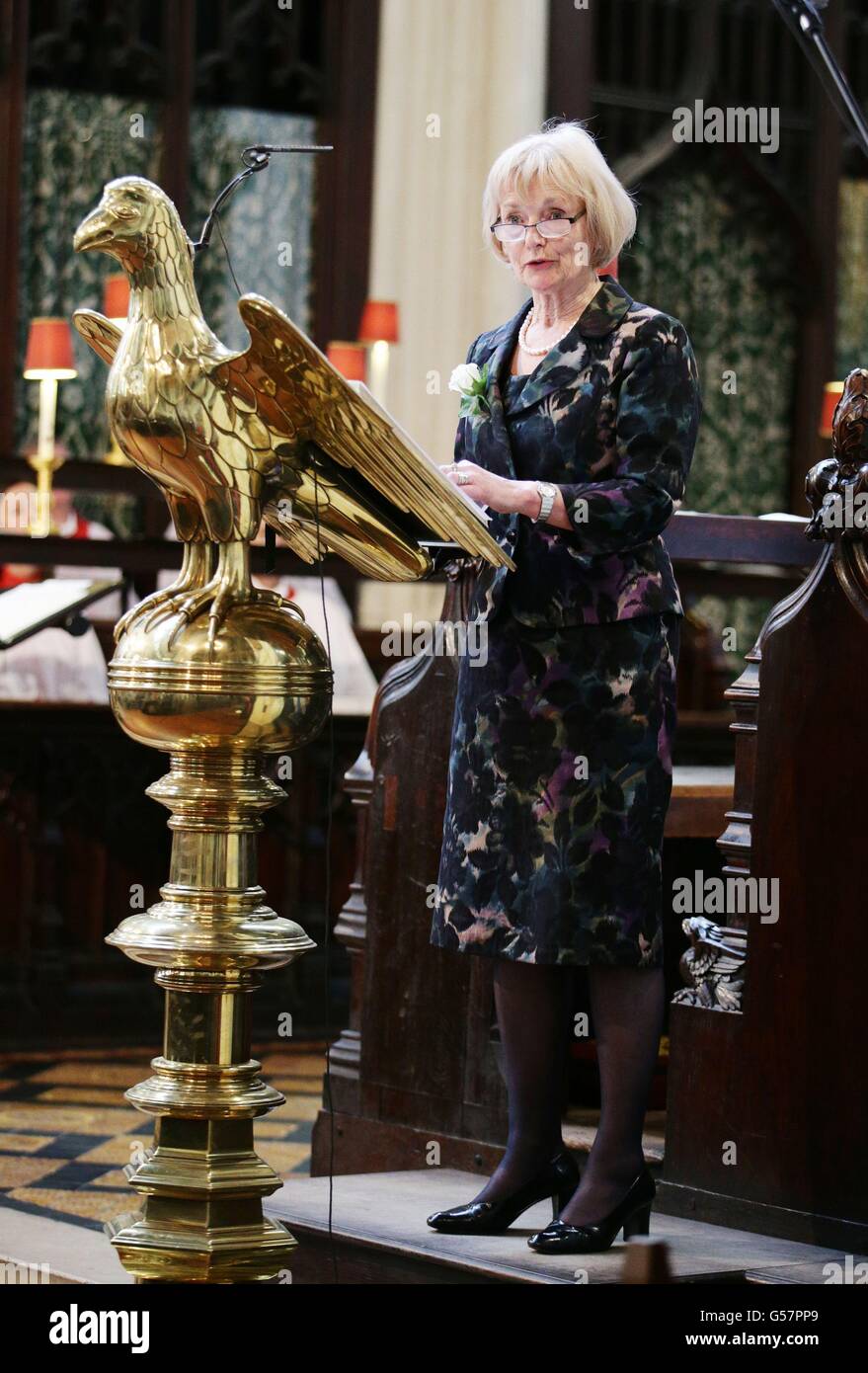 La baronessa Glenys Kinnock parla durante un servizio di preghiera e di ricordo per commemorare Jo Cox MP nella chiesa di St Margaret, Londra. Foto Stock