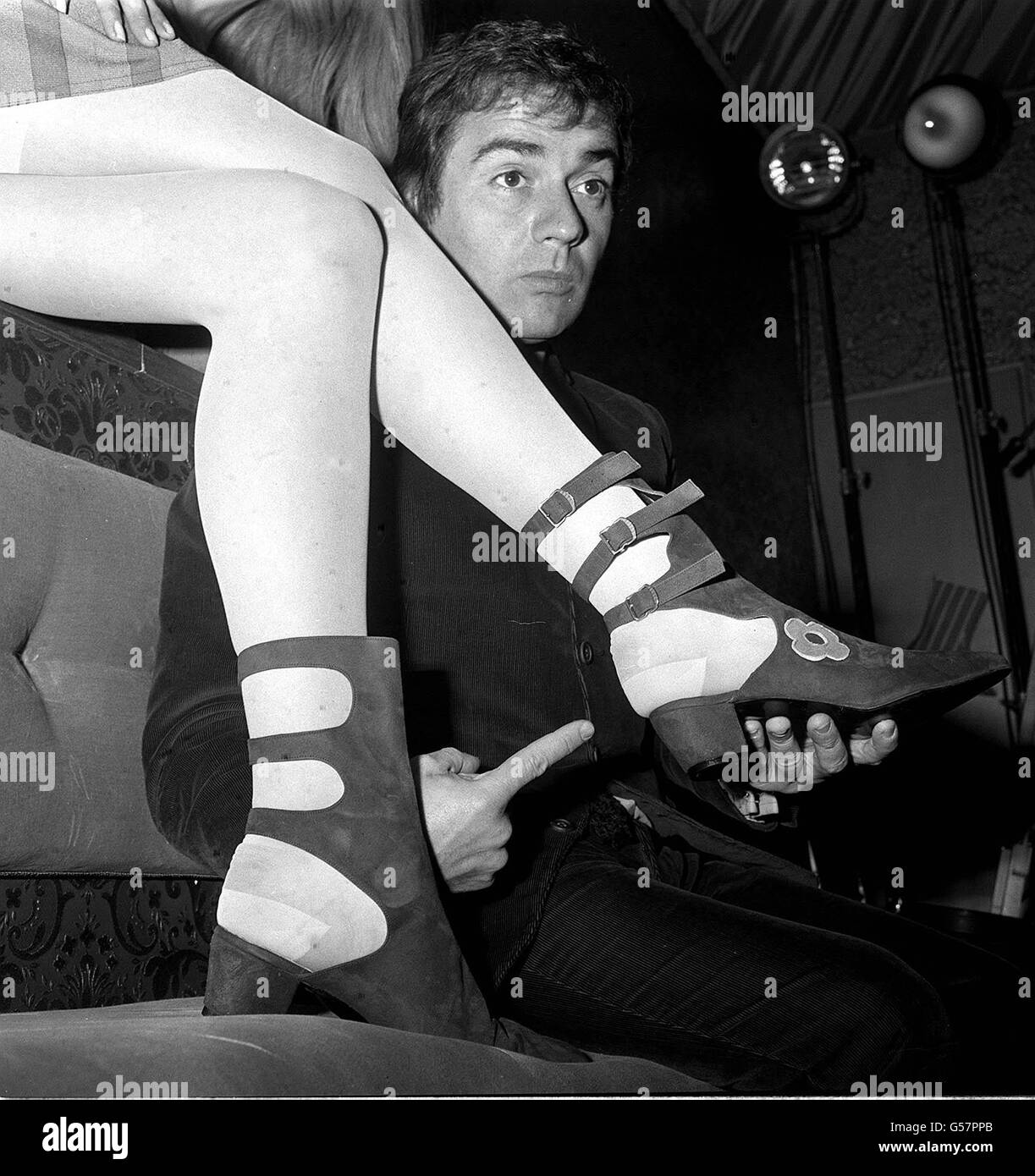 L'Entertainer Dudley Moore ha fatto la sua parte su 'spexs', gli ultimi stivali in pelle scamosciata viola di Ravel, alla collezione Spring esposta a Londra che Dudley ha comperato. Foto Stock