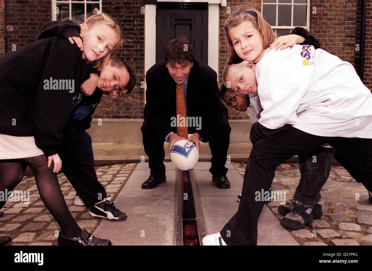 John Inverdale, presentatore di televisione e radio, si unisce ai giovani della Meridian Primary School di Greenwich, sulla Meridian Line presso il Royal Observatory di Greenwich per lanciare il programma di beneficenza Stars on the Line. * il progetto, uno sforzo congiunto tra l'osservatorio e la carità Sport Aiding Medical Research for Kids (SCINTILLE), mira a raccogliere fondi attraverso una serie di eventi pubblici presso il sito. Tra gli ospiti che hanno promesso il loro sostegno figurano l'attore Jeremy Irons e la cantante Martine McCutcheon. E il Duca di York ha accettato di sostenere il programma nella sua posizione di fiduciario della Nazionale Foto Stock