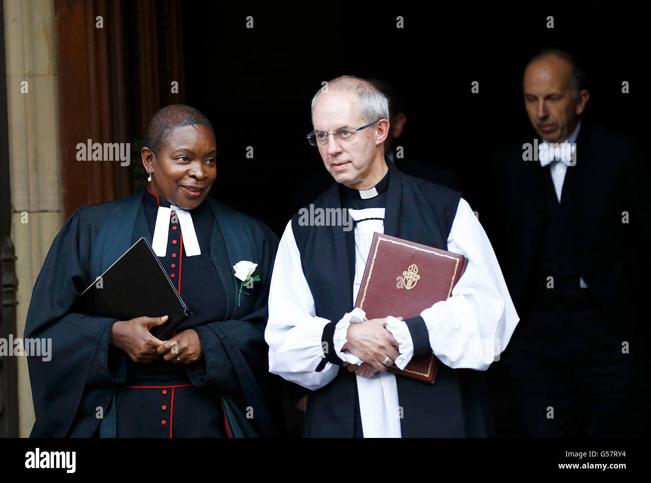 L Arcivescovo di Canterbury Justin Welby (destra) chat per un collega del clero come processo di MPs da Le Case del Parlamento alla Chiesa di St Margaret, Londra, per un servizio di preghiera e di ricordo per commemorare Jo Cox MP. Foto Stock