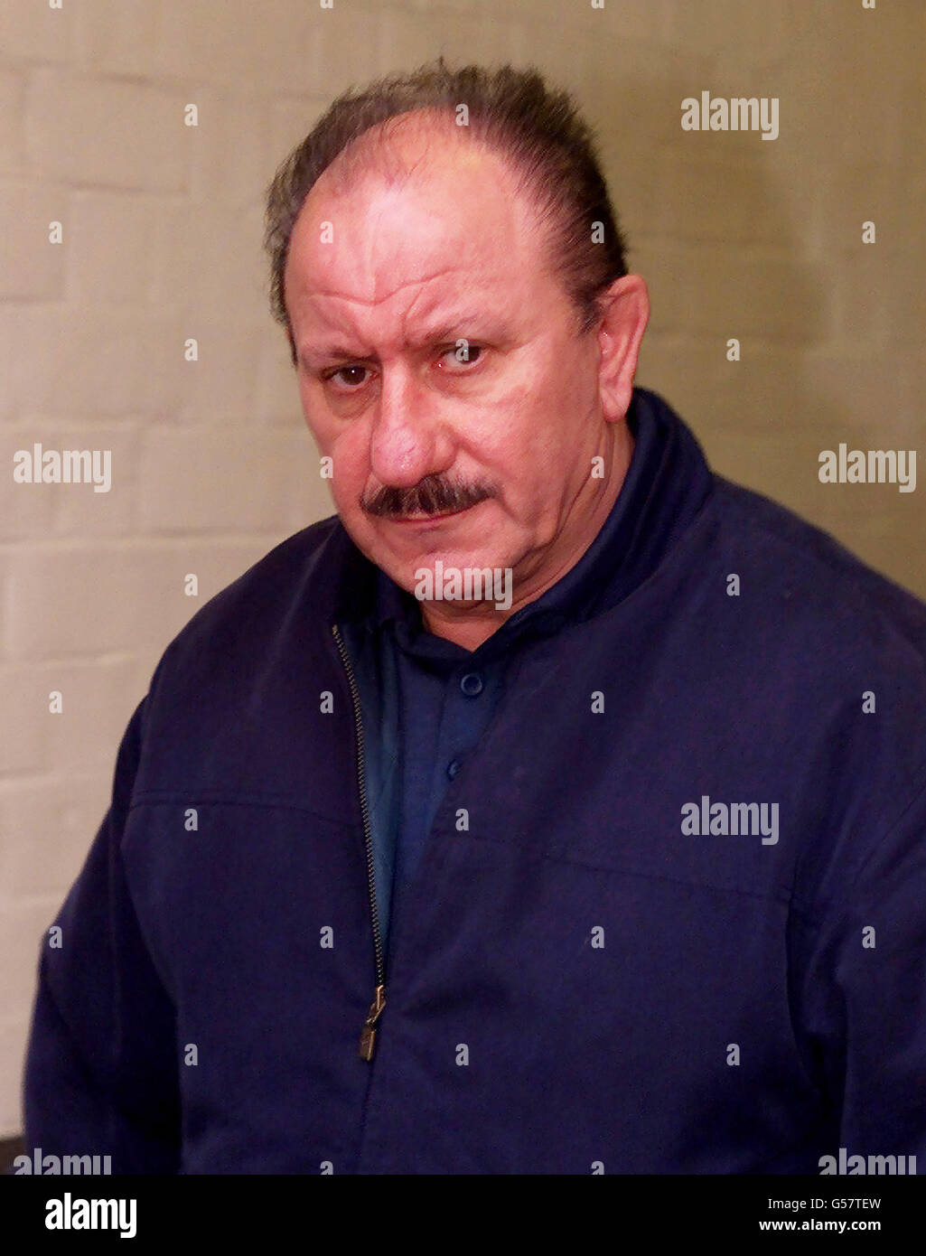 Wallace Ornstein lascia la corte dei Liverpool Magistrates dove lui e Harold Morton si trovano di fronte all'accusa di cospirare due banche. *...Morton, 60, di Merseyside e Ornstein, 59, del nord di Londra, è stato cospirato per defraudare la Anglo-Irish Bank e la Irish Intercontinental Bank di 30.5 milioni di dollari, circa 21 milioni. * 04/02/2002: Wallace Ornstein, 60, di Selvage Lane, Mill Hill, North London, Chi Liverpool Crown Court ha detto è stato uno dei due uomini coinvolti in una truffa basata sull'Africa occidentale per defraudare le banche su circa 20 milioni di euro. La giuria ha sentito come Ornstein e Harold Morton 61, di Foto Stock