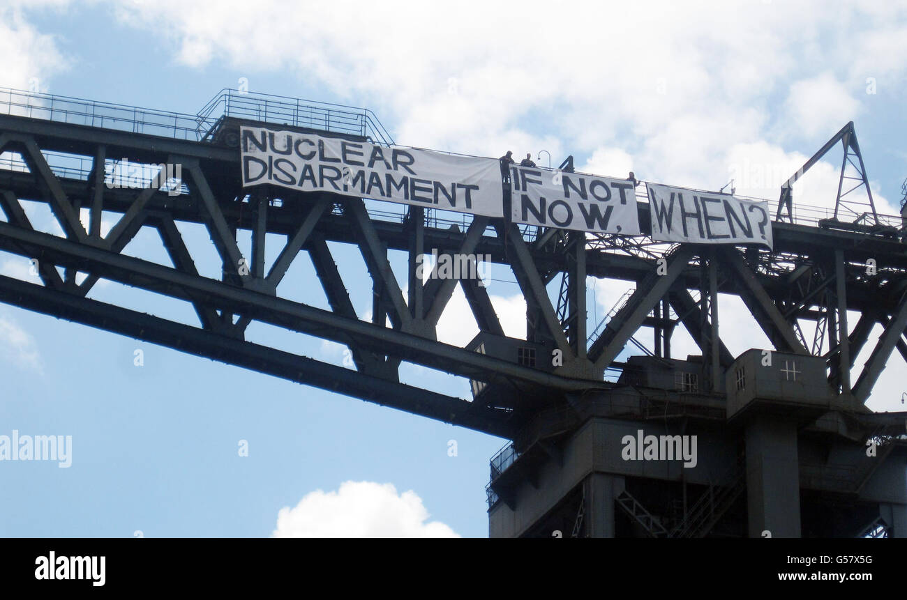 Gli attivisti di armi nucleari srotolano un banner sul braccio della Finniston Crane a Glasgow. Foto Stock