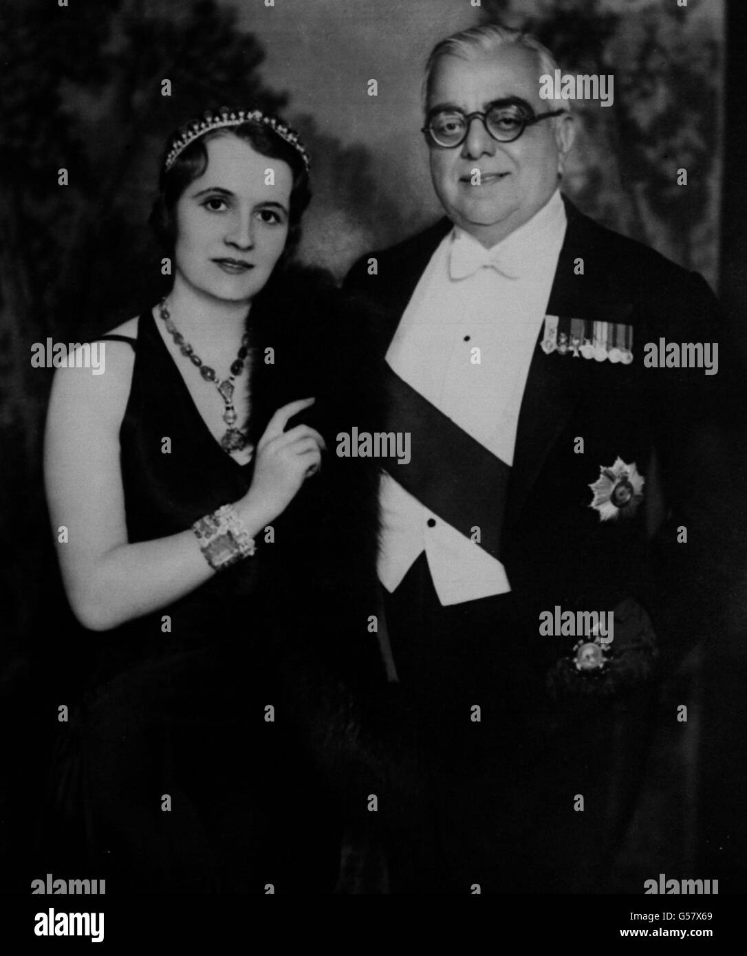 L'AGA KHAN 1932: Un ritratto posto dell'Aga Khan, il famoso sportivo indiano, con la sua moglie francese, la Begum Sultan. Foto Stock