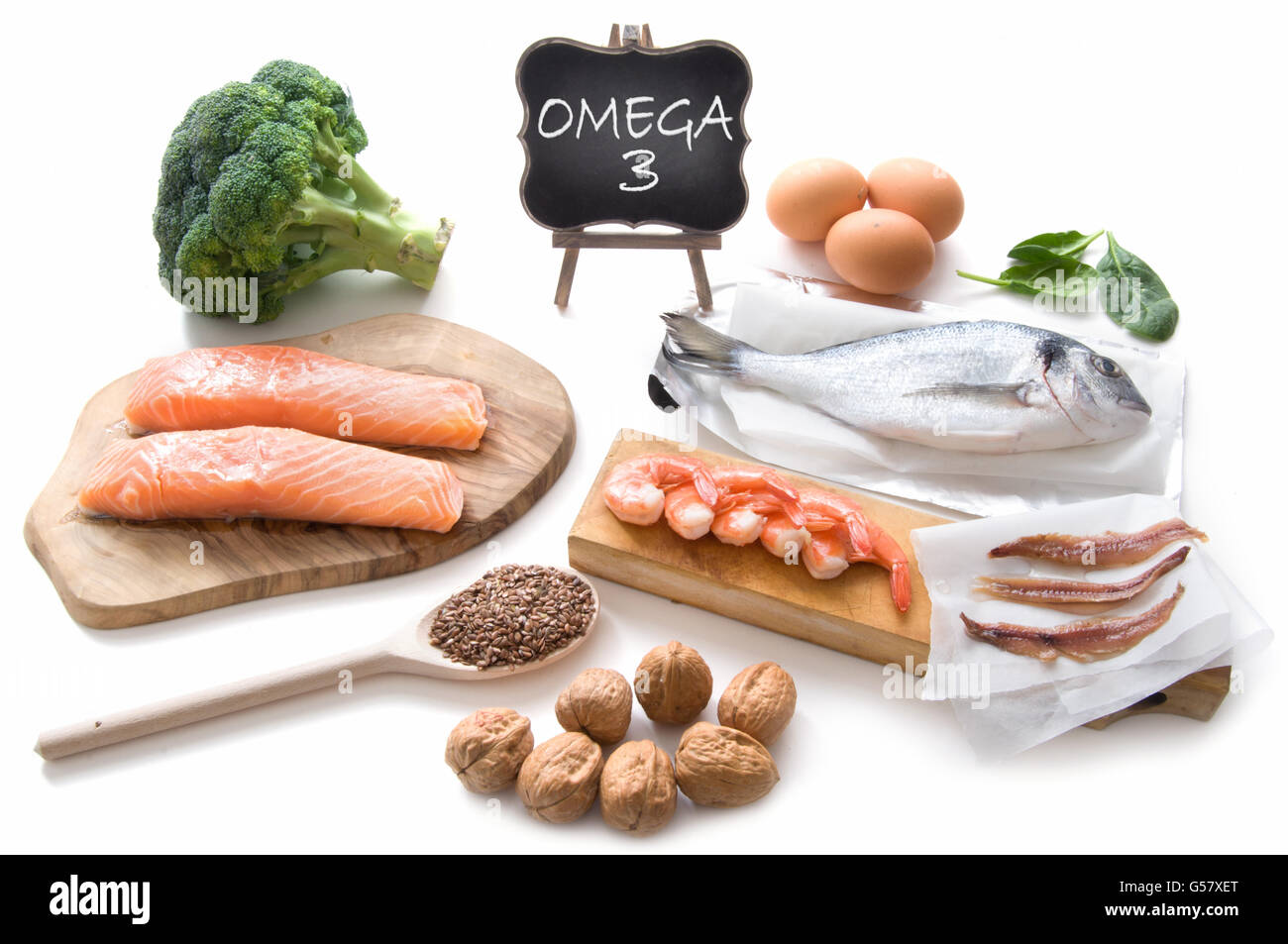 Raccolta di alimenti ricchi di acidi grassi omega 3 che include piatti di  pesce, verdure e semi Foto stock - Alamy