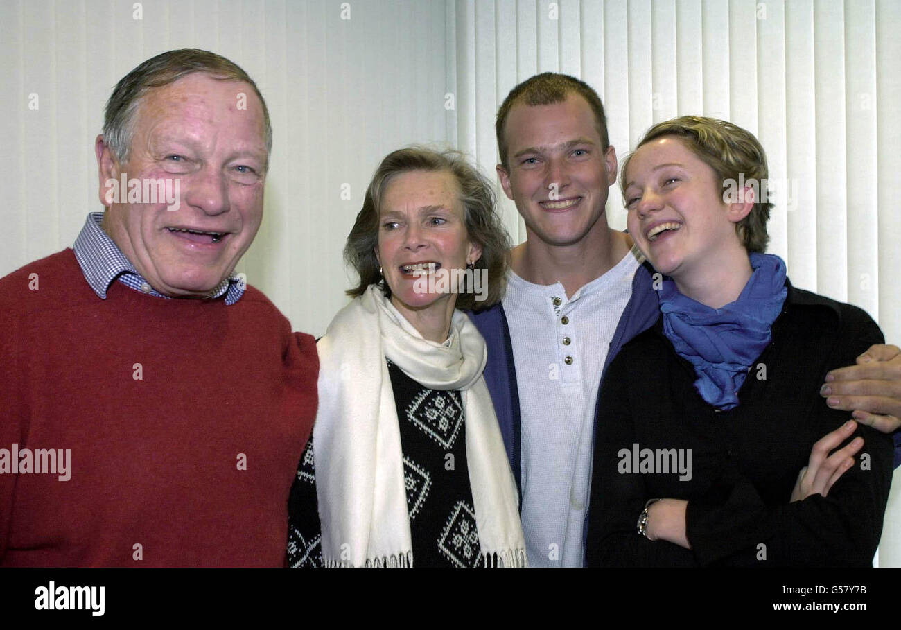 Thomas Hart Dyke (2° R) viene accolto da suo padre Guy, madre Sarah e sorella Anya (R) all'aeroporto di Gatwick, dopo essere tornato in Gran Bretagna alla fine di un rapimento di 9 mesi in Colombia. HART Dyke, 24, di Kent, e Winder, 29, Da Essex, erano in buona salute. * nonostante il rapimento e una passeggiata di otto giorni verso la libertà. Foto Stock