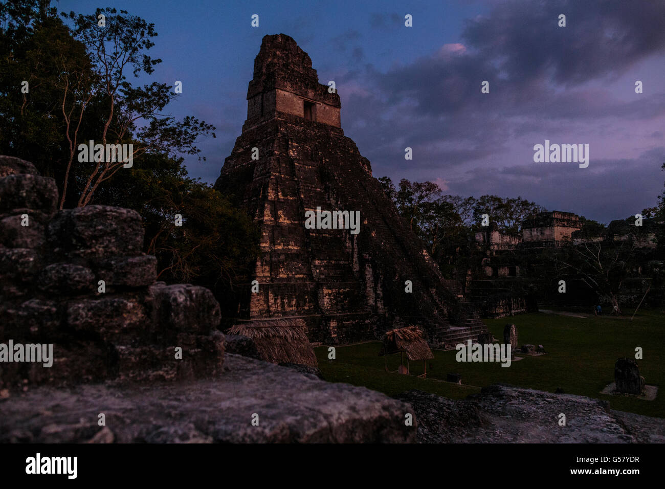 Ultima luce su Templo de gran jaguar, o tempio 1 nel Grand Plaza di rovine di Tikal in Guatemala, visto da nord acropolis Foto Stock